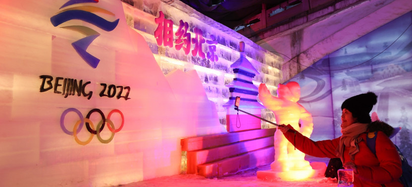 Private Evening Tour to Longqingxia Gorge Ice Lantern Festival with Dinner