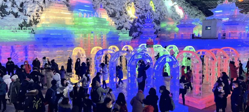 Private Evening Tour to Longqingxia Gorge Ice Lantern Festival with Dinner