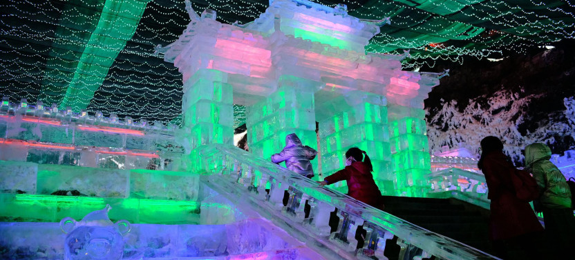 Private Evening Tour to Longqingxia Gorge Ice Lantern Festival with Dinner