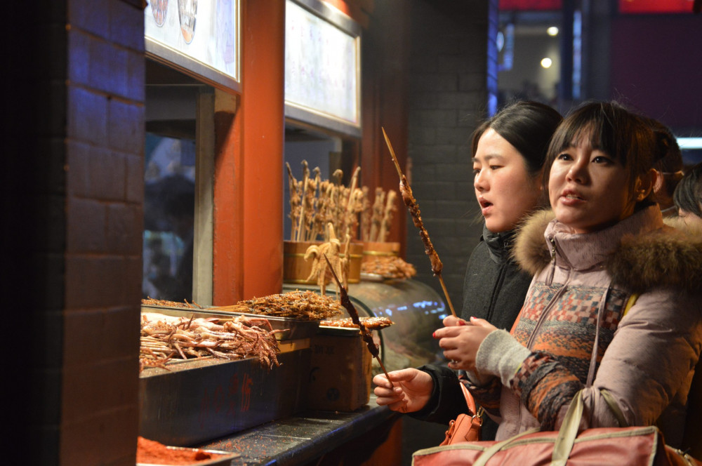 Beijing Private Food Walking Tour in Houhai Lake and Nanluoguxiang Hutong