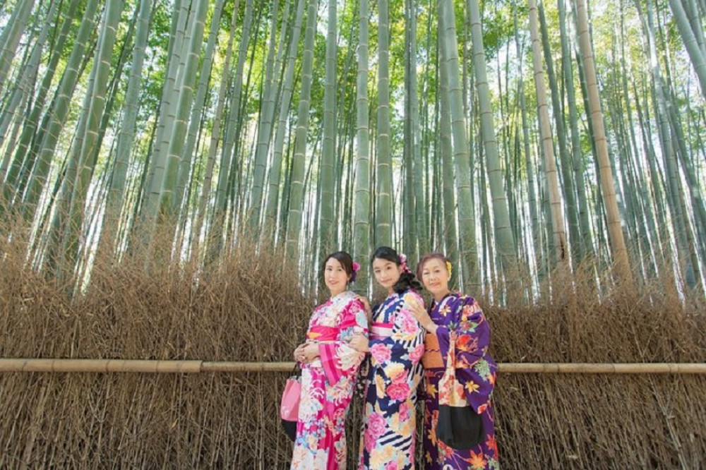 Photo Shoot with a Private Vacation Photographer in Kyoto Japan