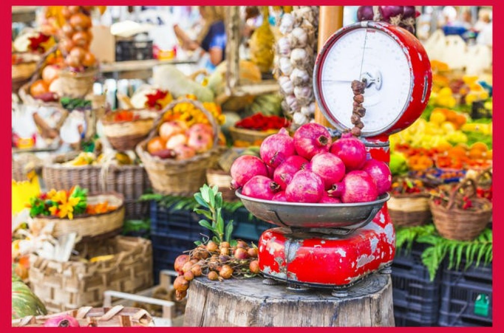 Local Market & Dining Experience at a Cesarina's Home in Rome