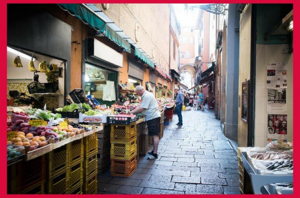 Local Market & Dining Experience at a Cesarina's Home in Bologna