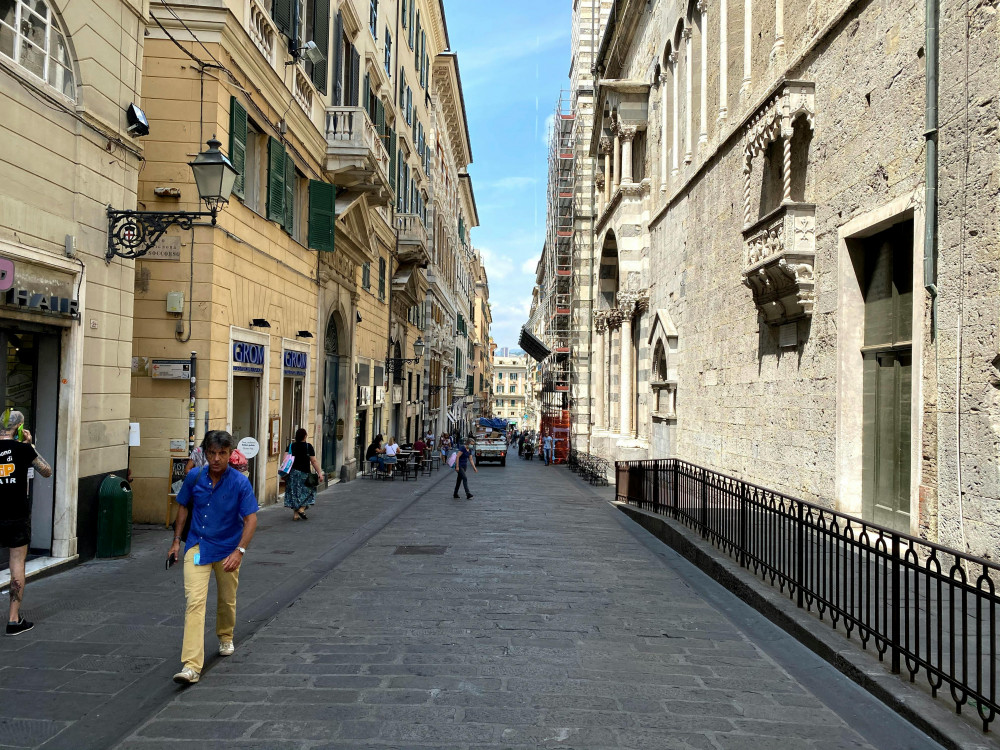 Walking Tour in Genoa with Tastings and Stories