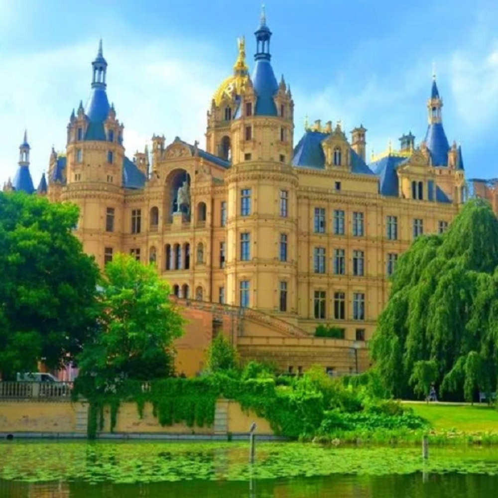 Schwerin Castle and Town Daytrip from Hamburg with River Cruise