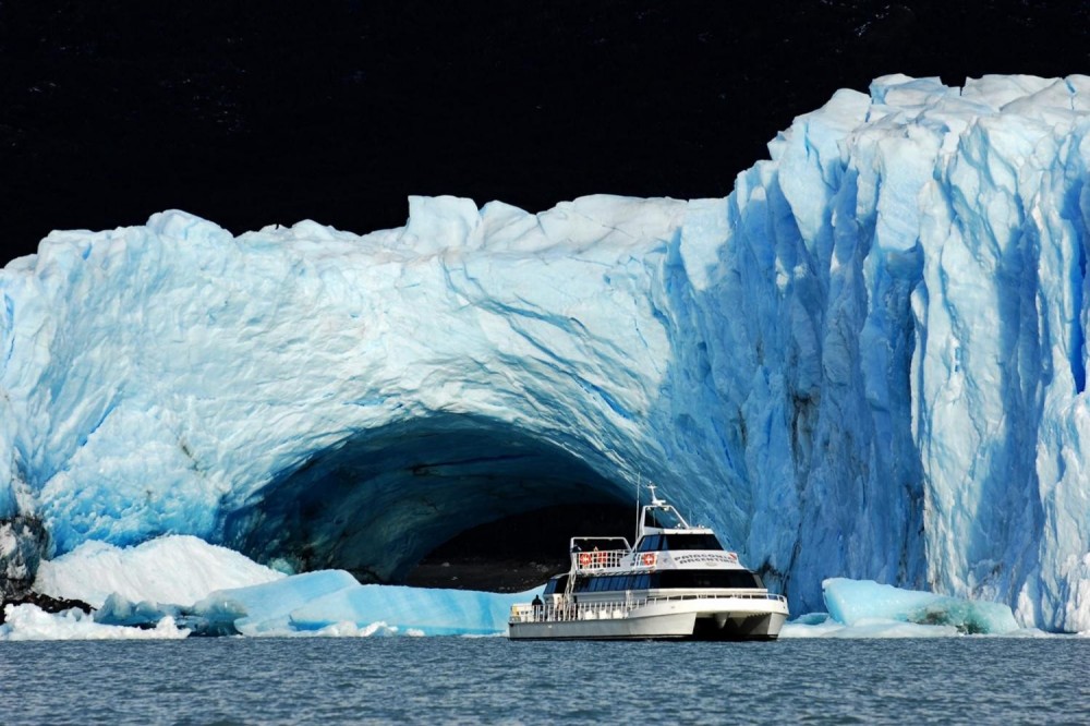 perito moreno glacier boat trip