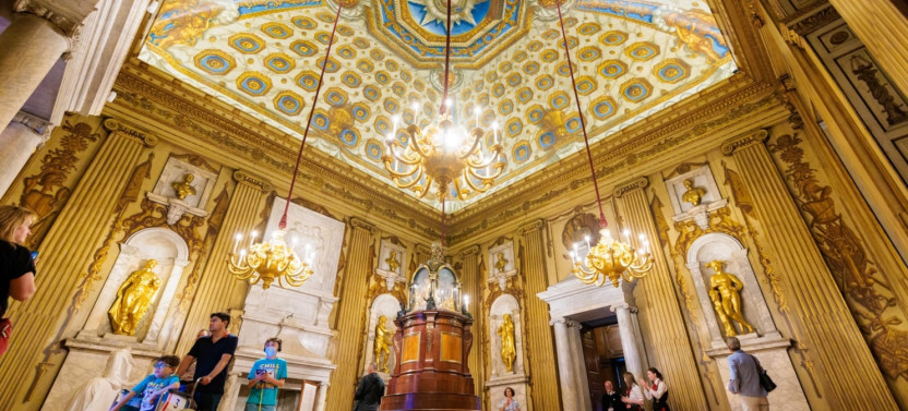 Kensington Palace Tour with Guard Change & Afternoon Tea