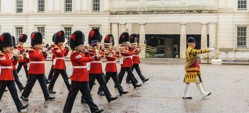 Kensington Palace Tour with Guard Change & Afternoon Tea