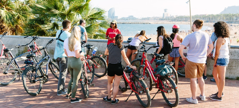 Barcelona: Bike or E-Bike Rental, photo 5 of 6