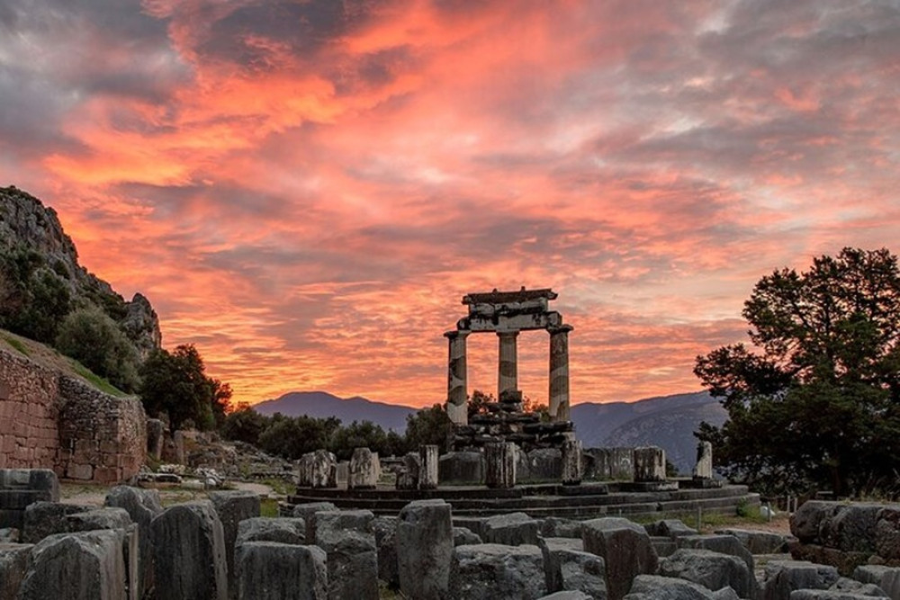 Full Day Tour in Delphi - Monastery of Hosios Loukas - Livadia by minivan