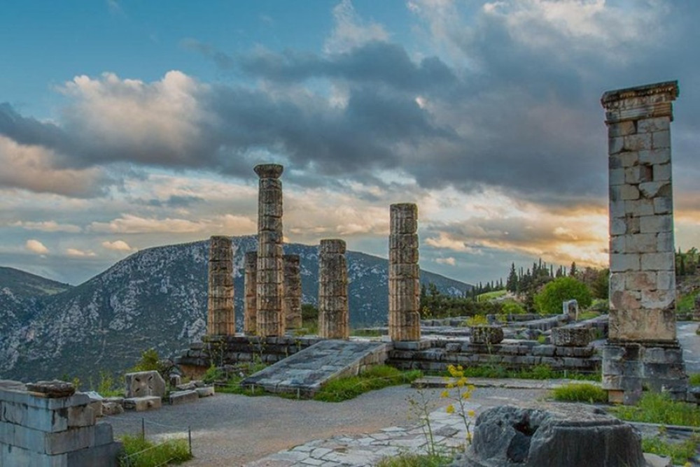 Full Day Tour in Delphi - Monastery of Hosios Loukas - Livadia by Sedan