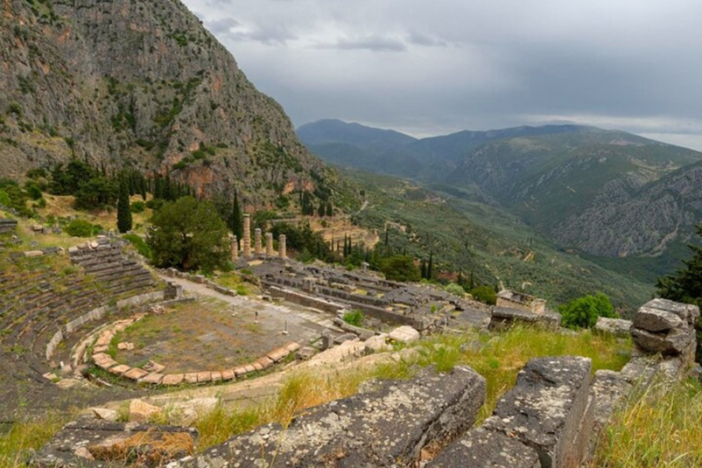 Full day Tour in Delphi/Livadia: Live the myths by minibus