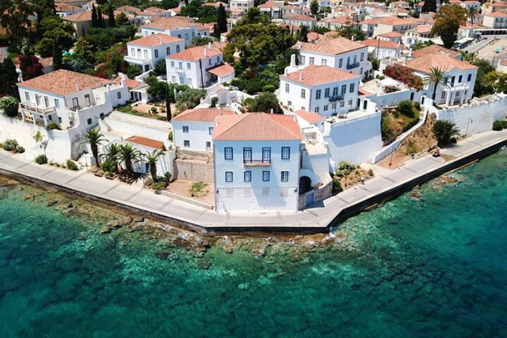 All-Inclusive Full day Private Tour Spetses Island from Athens by Sedan