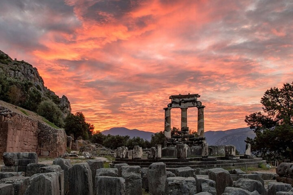 Discover Thermopylae & Delphi from Athens by Minivan