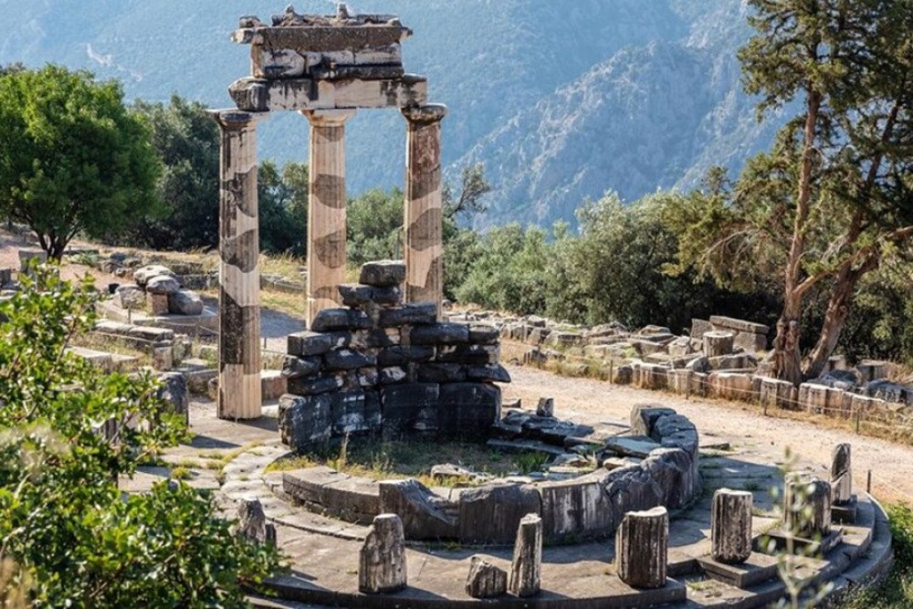 Explore Delphi and Meteora - 2 Day Private Tour from Athens by minivan