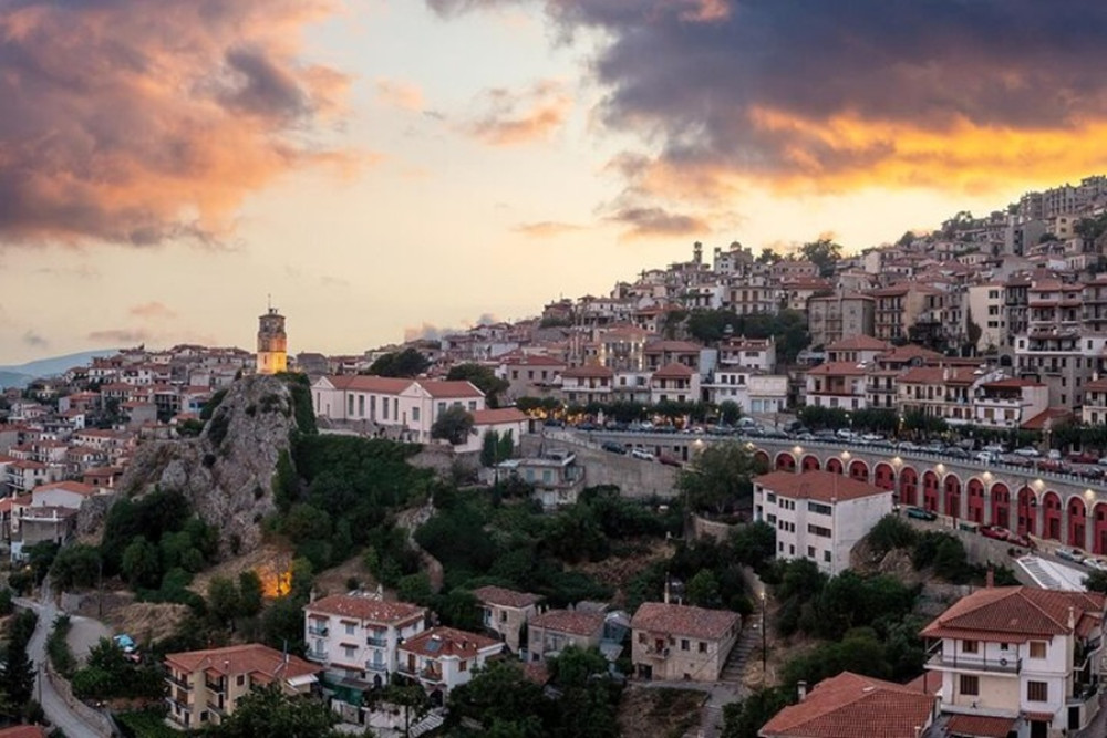 Explore Delphi and Meteora - 2 Day Private Tour from Athens by sedan