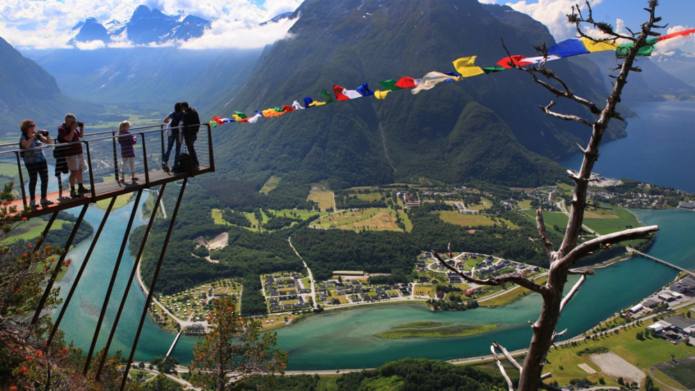 Hiking Romsdalseggen from Andalsnes with Lunch