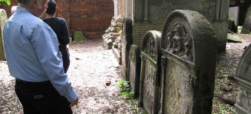 Private Warsaw Jewish Ghetto Tour by Retro Minibus with Hotel Pickup