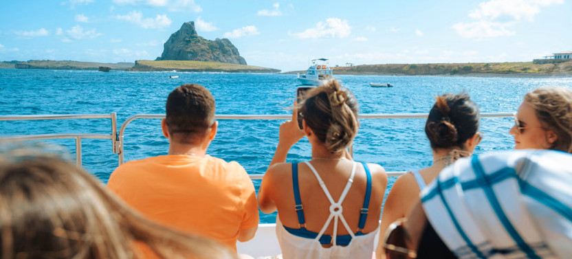 Traditional 3-Hour Boat Trip with Dolphins & Turtles in Fernando de Noronha