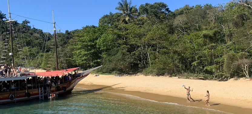 Lagoa Azul Boat Ride through 5 Islands in Angra dos Reis