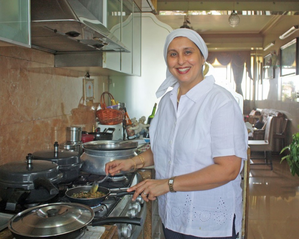 Market Tour & Parsi Home Cooking Class in Mumbai