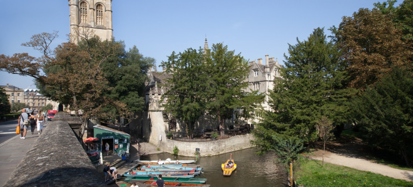 Private Mandarin Alumni-led Oxford Walking Tour & Punting w/opt College