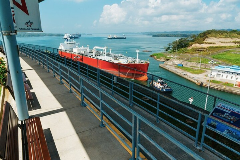 Exploring Old and New Canal Locks with Lunch Included VIP Tour