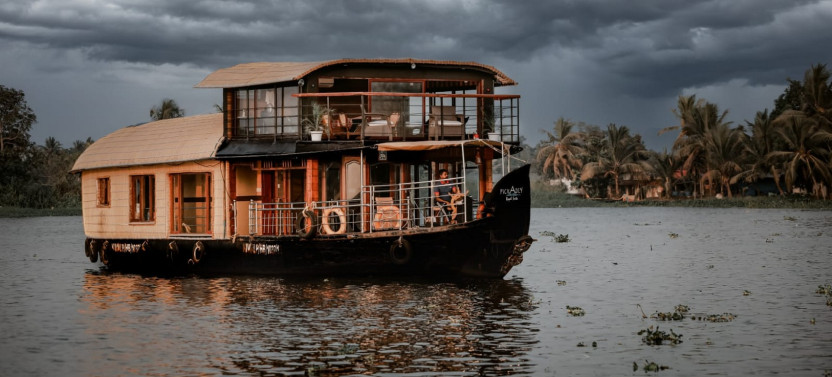 Kerala Backwaters Day Cruise on Traditional Houseboat with Village Life