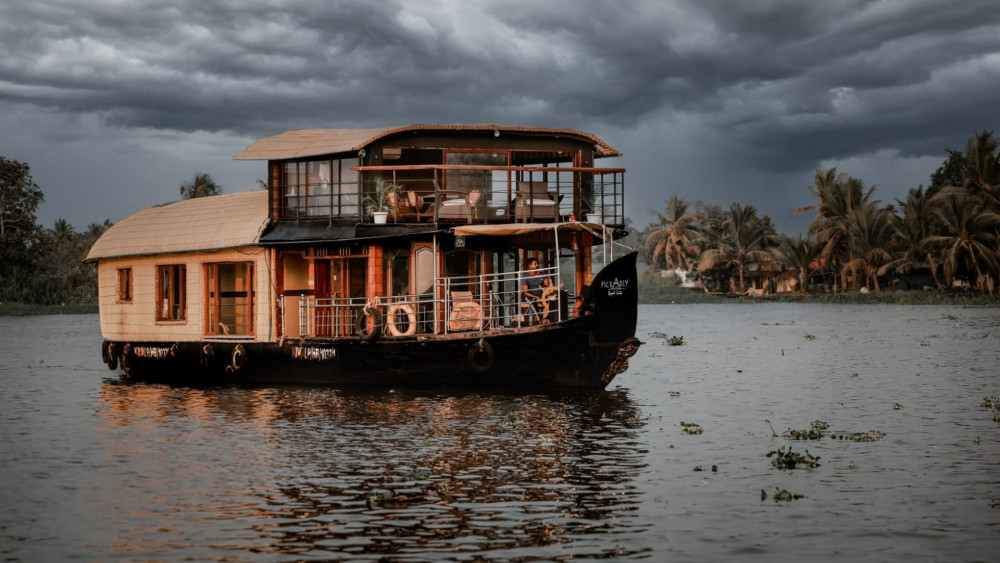 Kerala Backwaters Day Cruise on Traditional Houseboat with Village Life