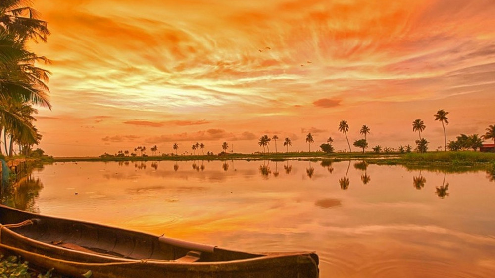 5-Day Romantic Greenvalley Hills & Alleppey Backwaters Tour in Kerala