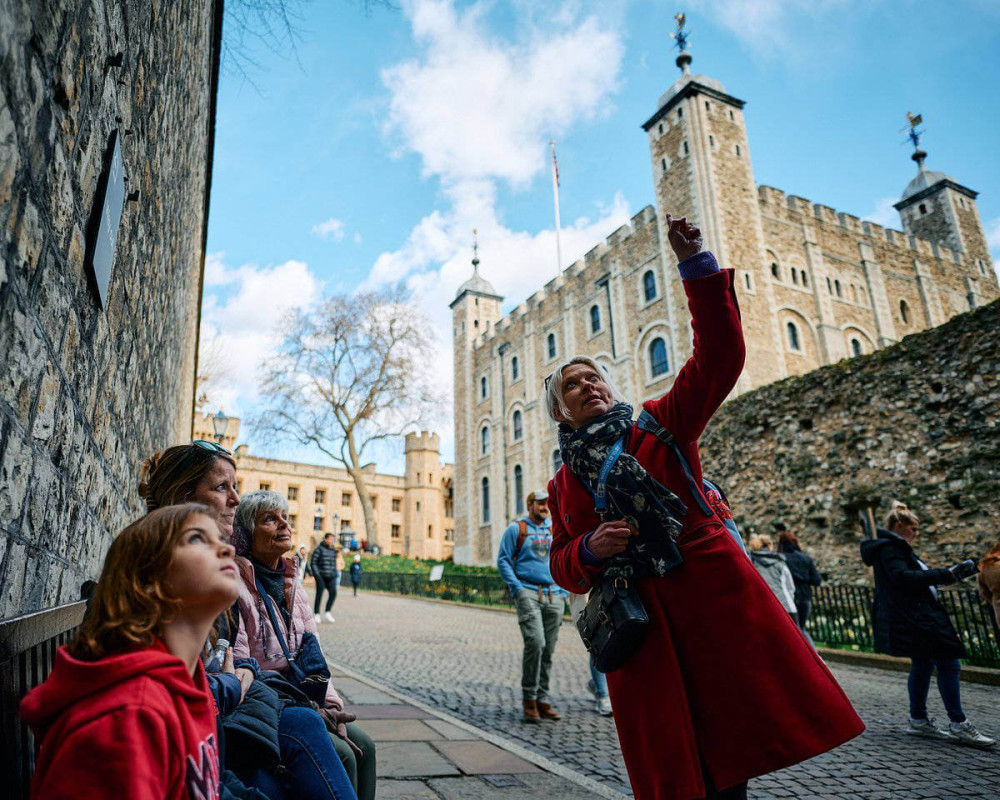 Private Guided Tower of London Tour with Crown Jewels & Legends