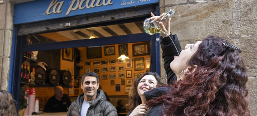 Tapas & Wine Tour in Barcelona’s Historic Centre Small Group, photo 2 of 3