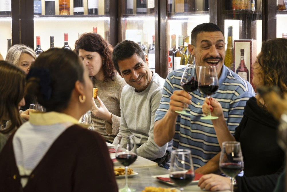Tapas & Wine Tour in Barcelona’s Historic Centre Small Group