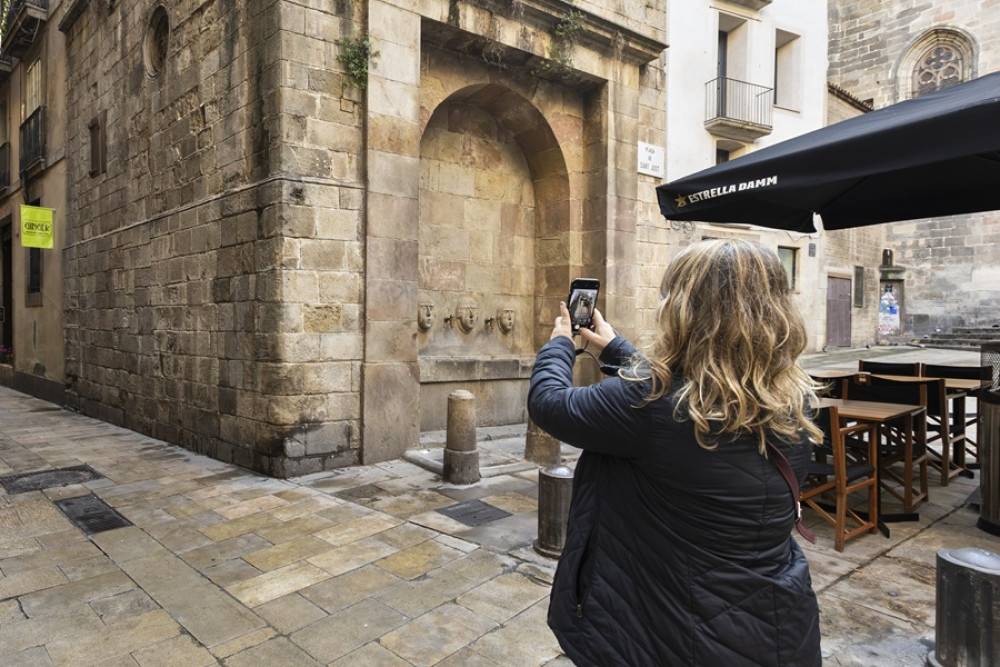 Barcelona Markets, Taverns & Tapas Tour / Small Group