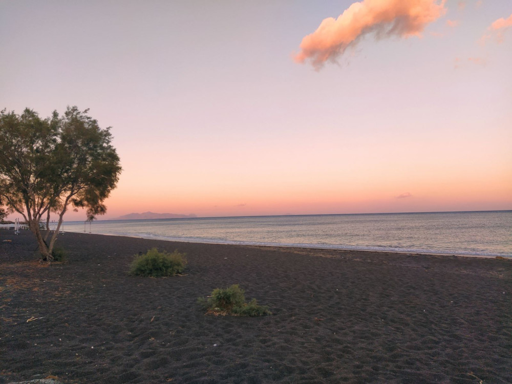 Santorini Shores: From Volcanic Beaches to Seaside Picnic