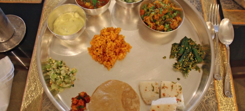 Crawford Market Tour & Gujarati Cooking Class in a Mumbai Home