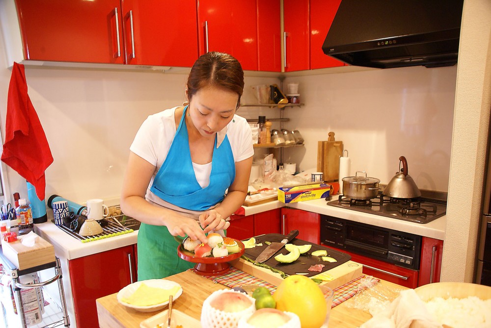 Sushi, Bento or Gyoza Class in Tokyo with a Fun Local, Miki