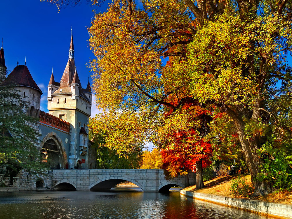 6 Hours Budapest Highlights & Hidden Gems Private Luxury Experience