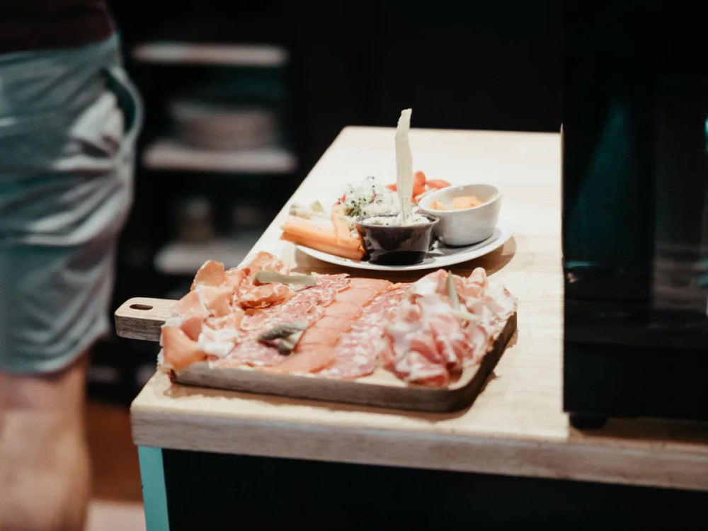 Evening Wine Bar & Apéro Tasting Experience in Toulouse