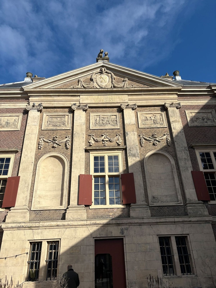 Off-the beaten path through Leiden