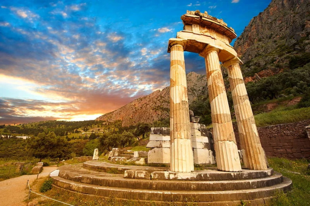 Private Delphi, Arachova & Hosios Loukas Monastery Day Trip from Athens