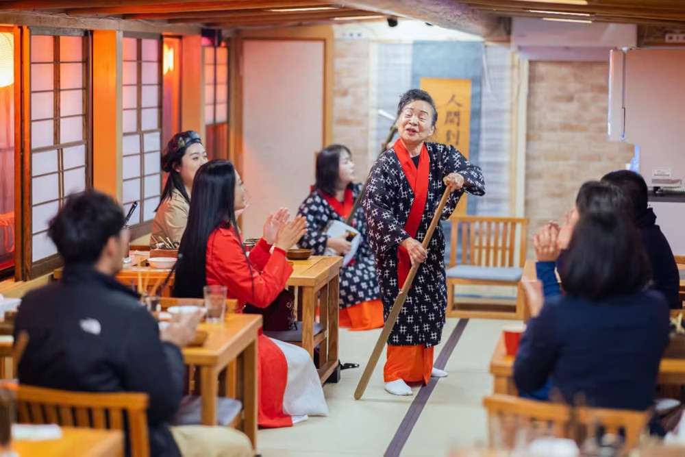 Tokyo Bay Evening Yakatabune Cruise with Sukiyaki Dinner & Show