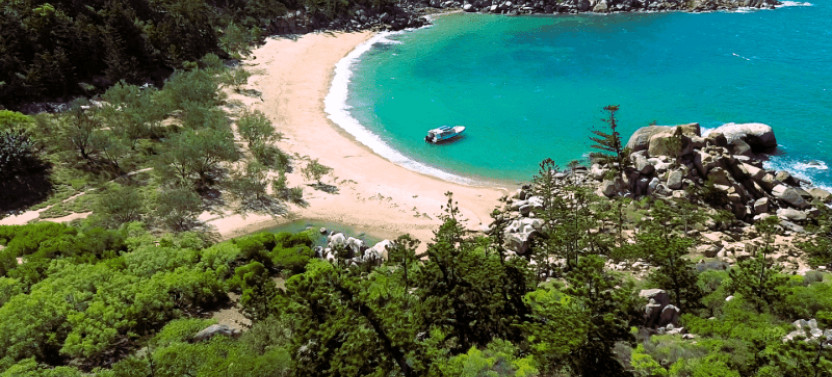 Magnetic Island Boat and Snorkel Adventure with Guided Hike