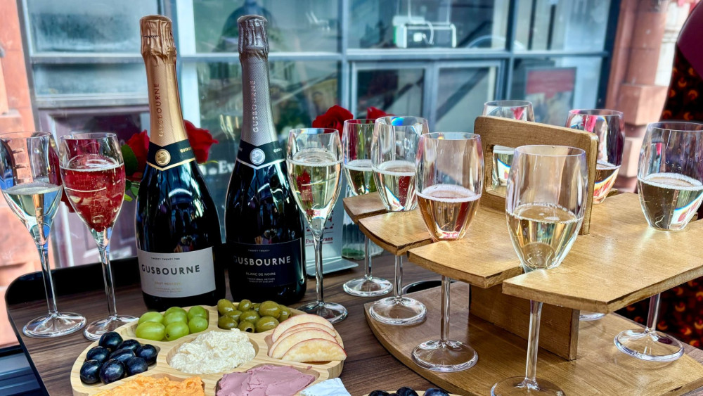 London Tour with Sparkling Wine Tasting & Cheese Pairing (Premium Seating)