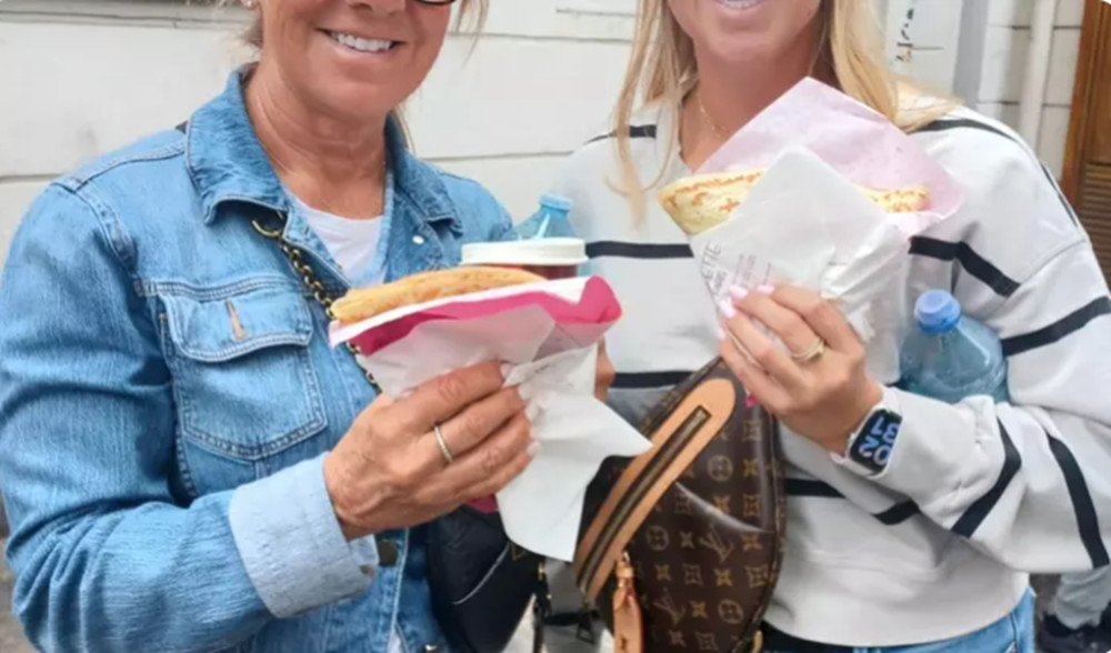 Private tour with Crepes, Chocolates and Macarons in Montmartre