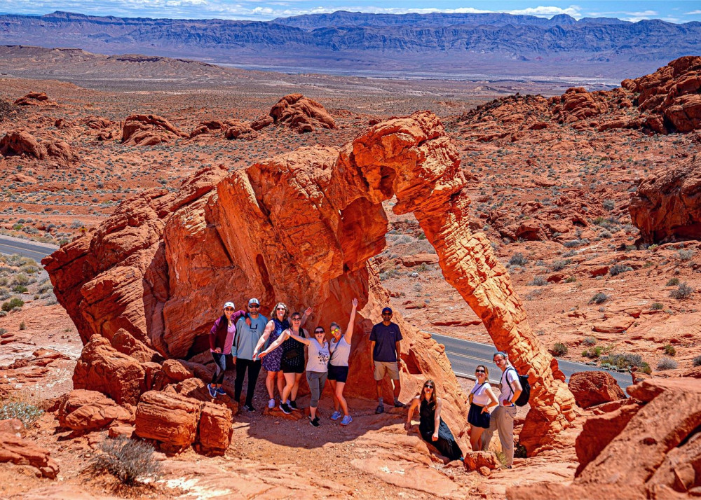 Small Group Valley of Fire Hiking Tour with Petroglyphs from Las Vegas