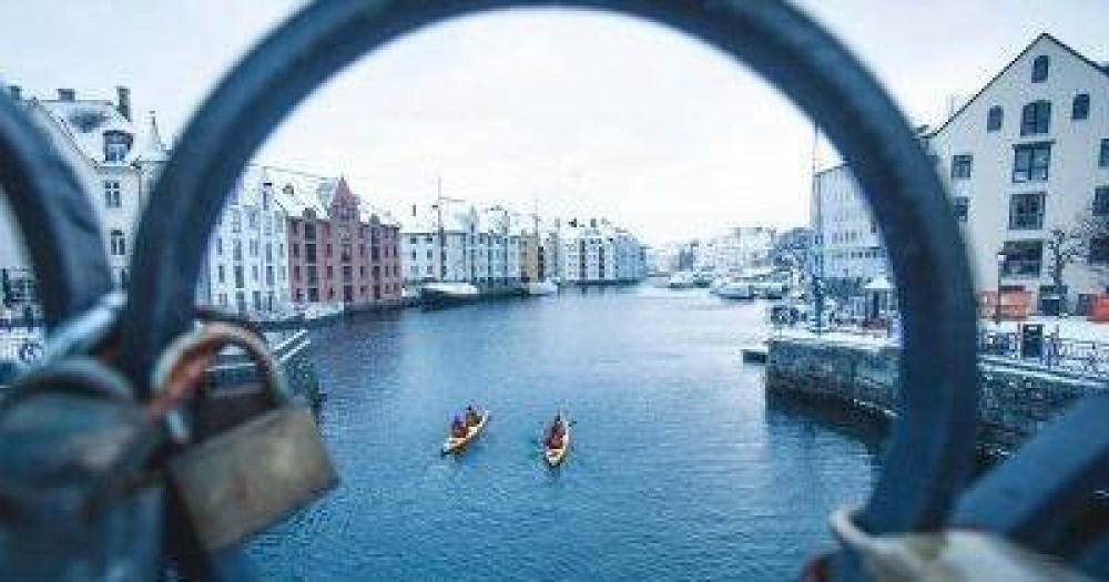 Small Group Alesund Winter Kayaking and Sauna