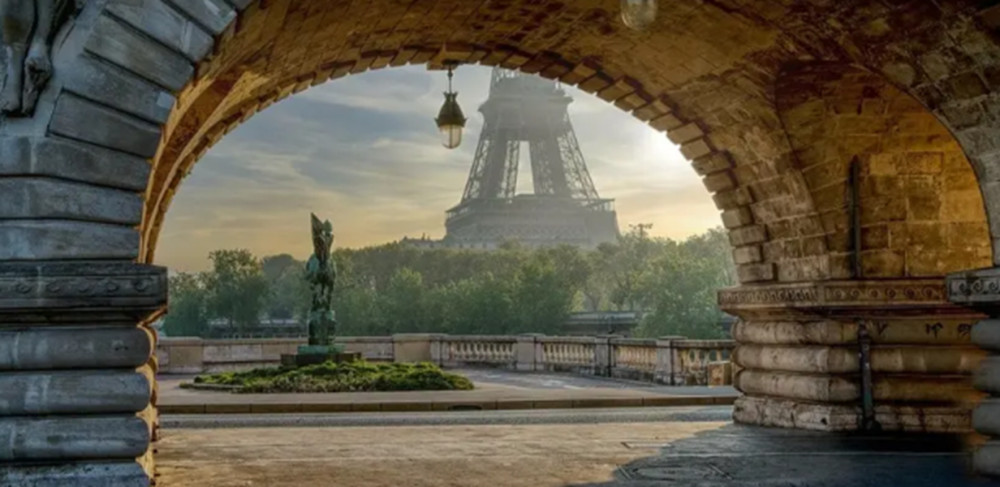 Historical Golf Cart or Tuk Tuk Tour of Parisian History and Architecture