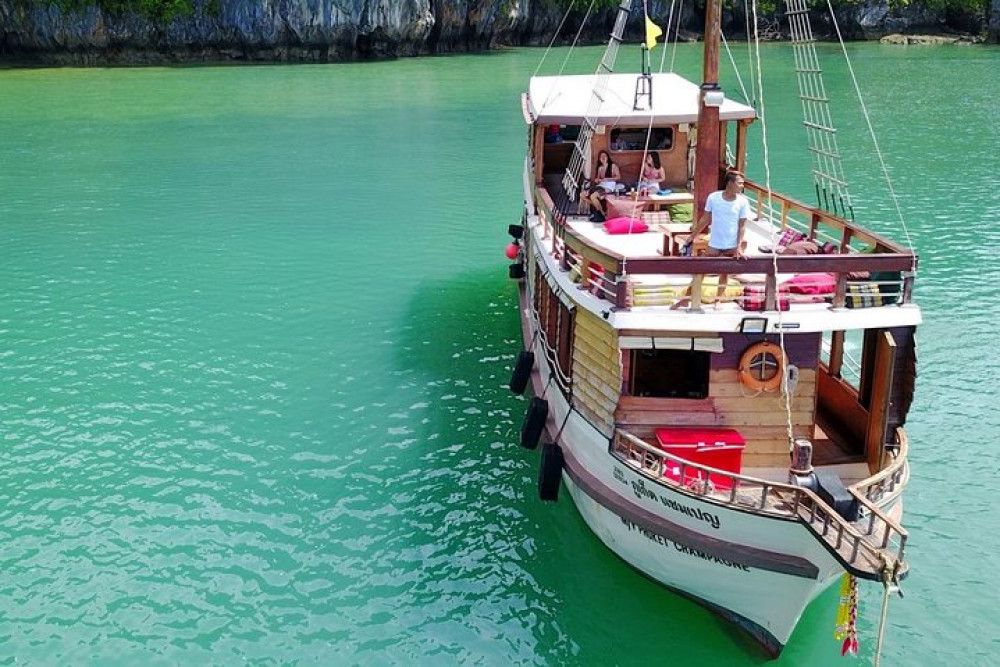 Relaxing Boat Tour - Away From The Tourist Crowd