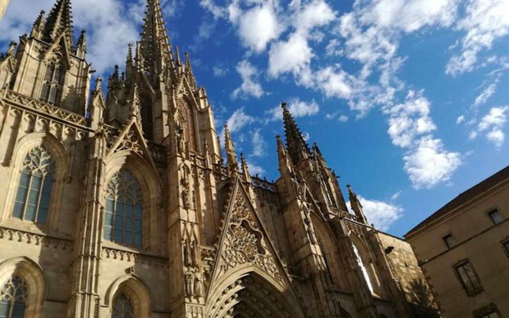 Small Group Outdoors Walking Tour of Sagrada Familia